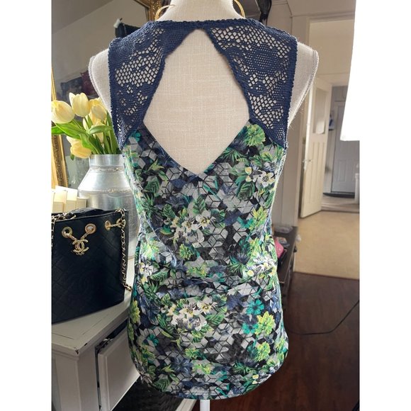 Peace & Pearls Floral Top Size M - Picture 3 of 3